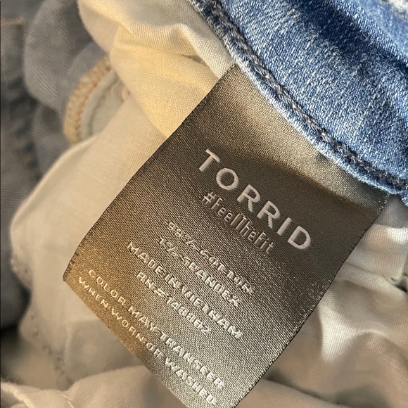 H9- Torrid mid rise mid short women’s 16  Blue Distressed Denim Shorts - Picture 4 of 4